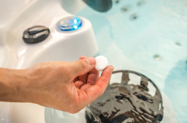 adding chlorine tablet to spa to prevent hot tub rash