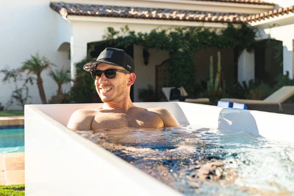 cold tub benefits - man in outdoor cold tub